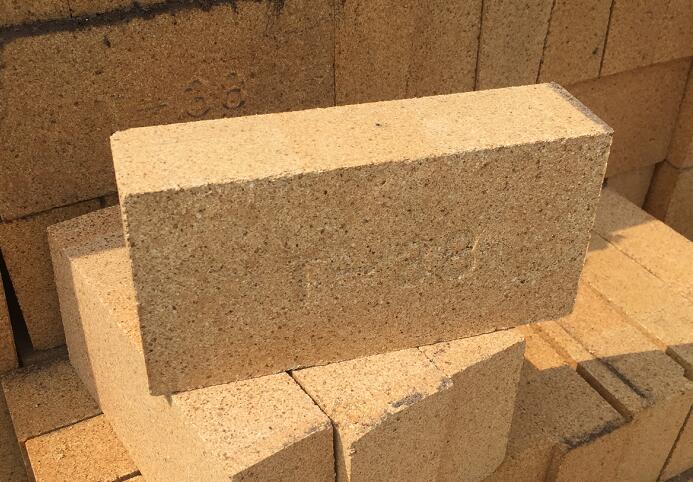 Clay refractory brick